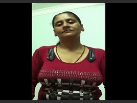 Desi bhabhi proudly displays her large breasts on camera